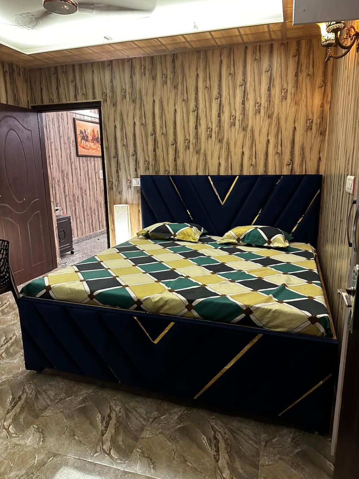 Spacious 2bhk Flat With Balcony Apartment *