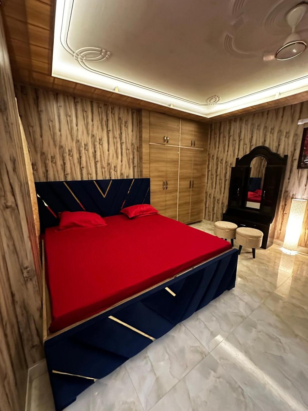 Apartment Spacious 2bhk Flat With Balcony *