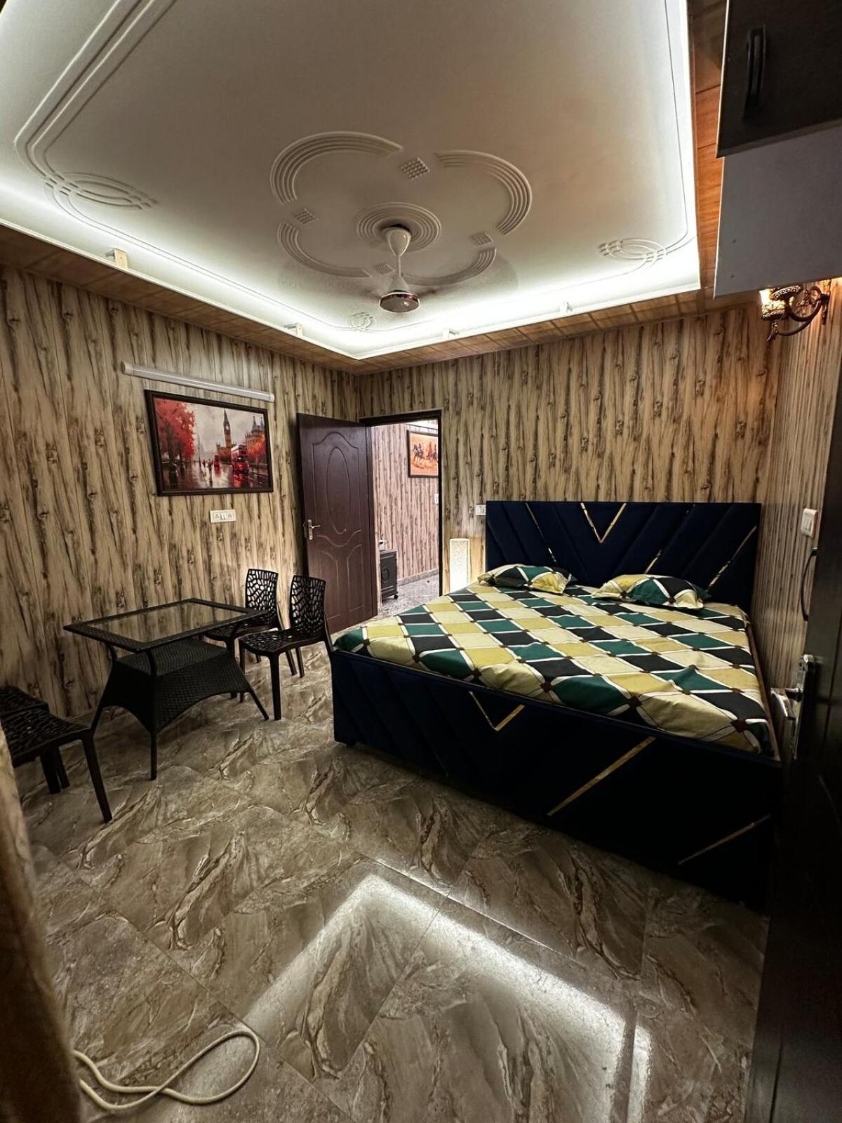 Apartment Spacious 2bhk Flat With Balcony New Delhi