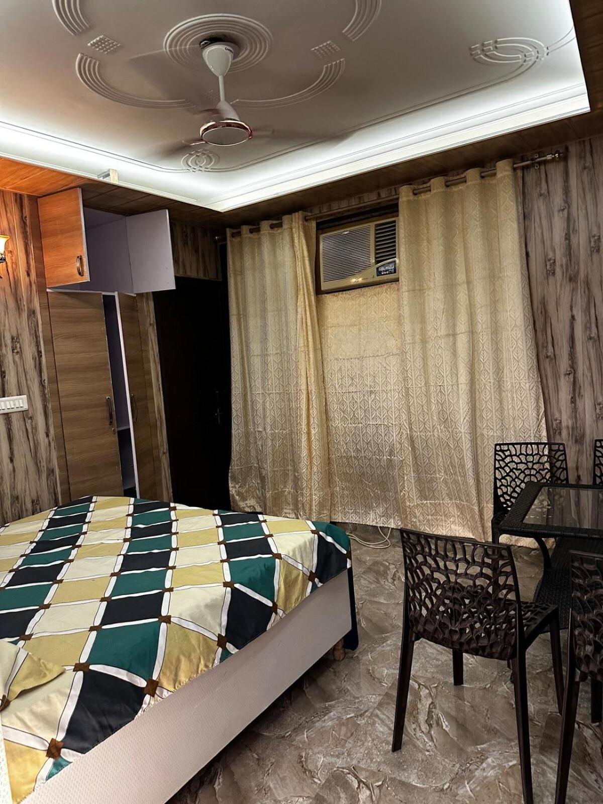 Spacious 2bhk Flat With Balcony Apartment New Delhi