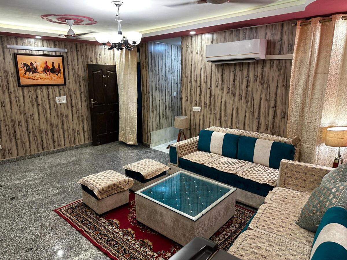 Apartment Spacious 2bhk Flat With Balcony