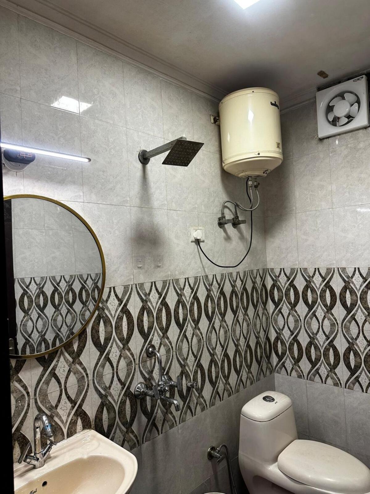 Spacious 2bhk Flat With Balcony Apartment New Delhi
