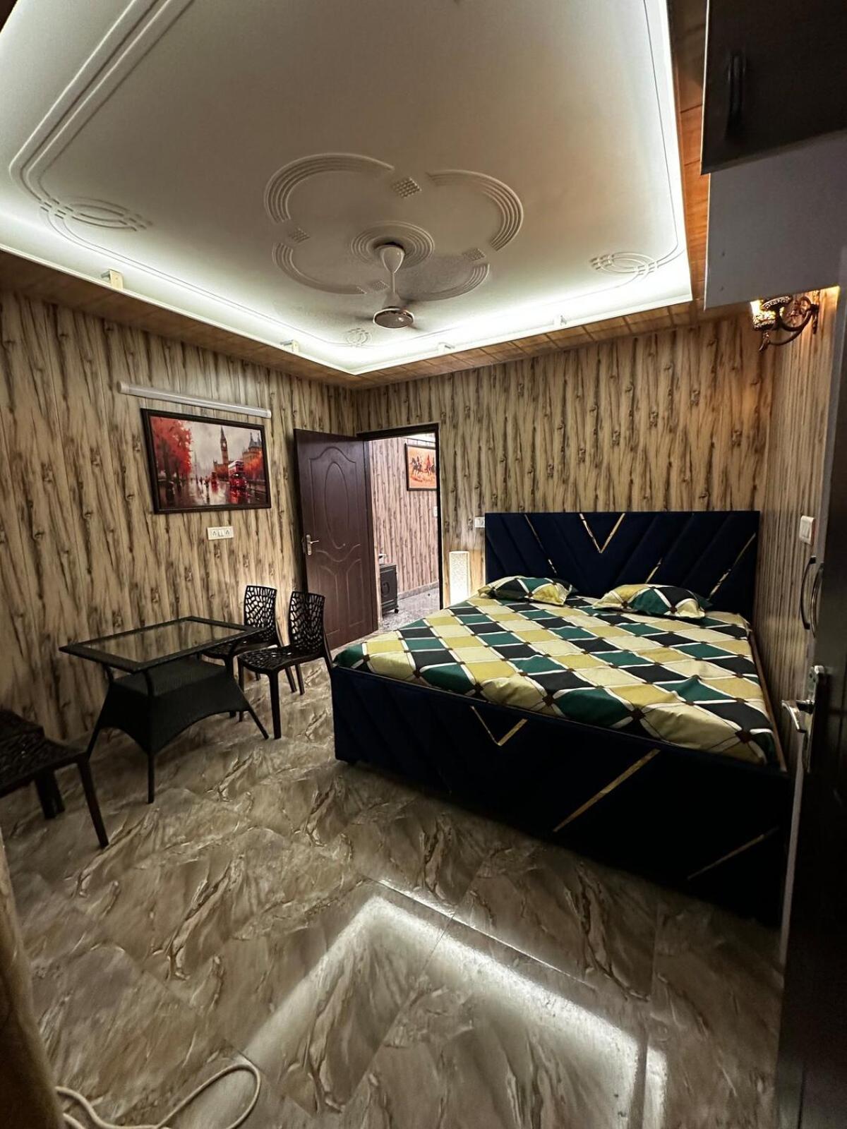 Apartment Spacious 2bhk Flat With Balcony New Delhi