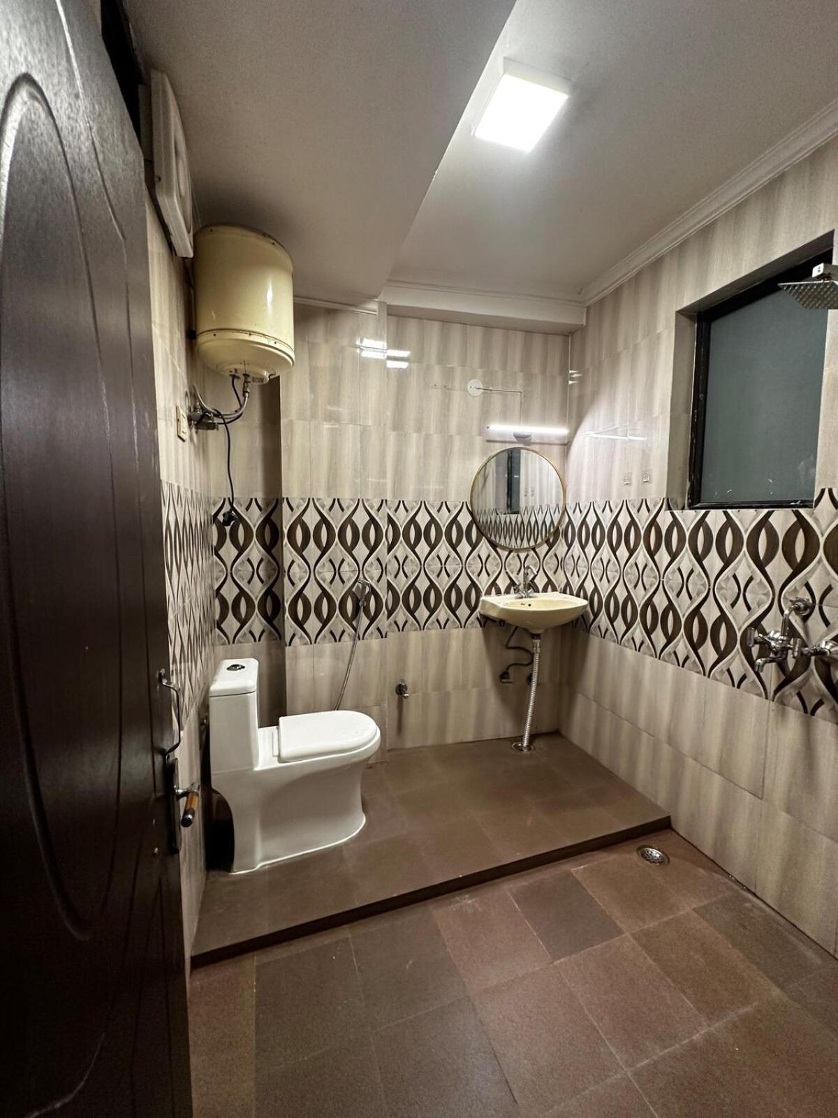Spacious 2bhk Flat With Balcony * New Delhi